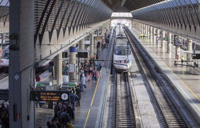 Pasajeros en la estación ferroviaria de Santa Justa, con el panel de horarios de los trenes al fondo. A 18 de enero de 2023, en Sevilla (Andalucía, España).