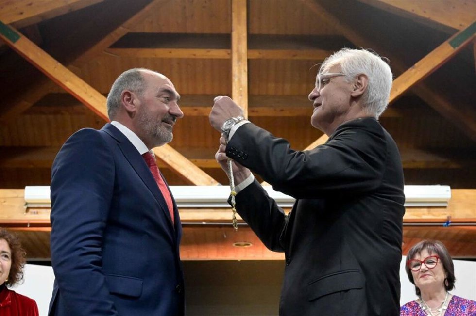 Anxo Angueira recibe la medalla de Académico de la RAG de  la mano del presidente de la institución, Víctor F. Freixanes