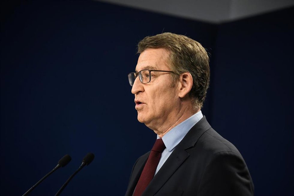 El presidente del PP, Alberto Núñez Feijóo, durante una rueda de prensa, en la sede del partido, a 25 de abril de 2024, en Madrid (España). 