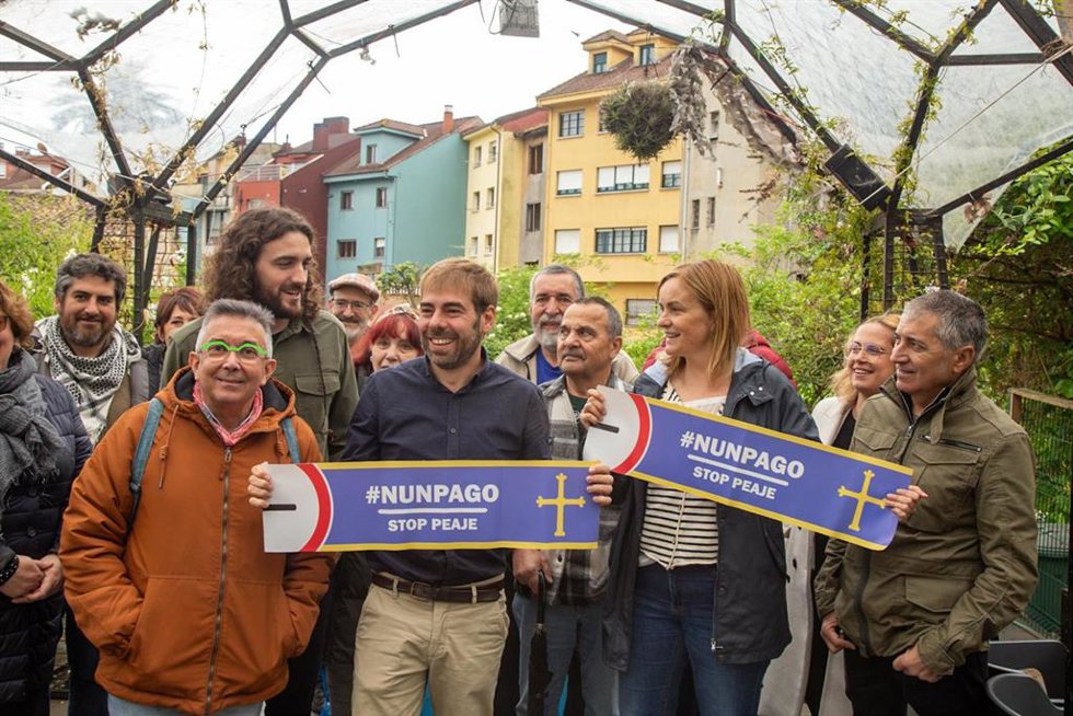 La diputada del Grupo Mixto en la Junta General Covadonga Tomé junto al exdiputado Daniel Ripa, compañeros y compañeras, tras la decisión de la Comisión Europea sobre el peaje del Huerna
