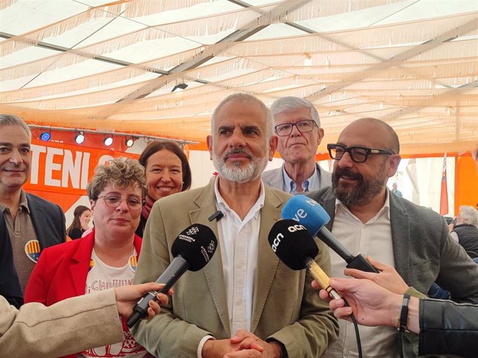 El candidato de Cs a las elecciones catalanas, Carlos Carrizosa, en la Feria de Abril de Barcelona, el 27 de abril de 2024.