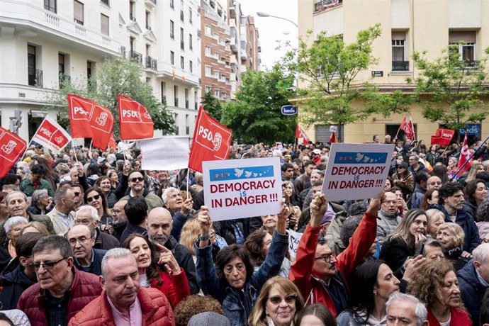 Cientos de personas durante una concentración en la calle de Ferraz en apoyo al presidente del Gobierno, Pedro Sánchez, en la sede del PSOE, a 27 de abril de 2024, en Madrid (España).