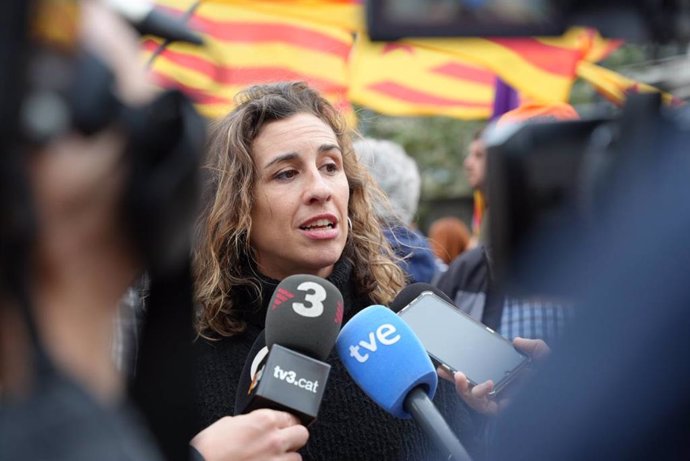 La candidata de la CUP a las elecciones catalanas, Laia Estrada, en Valencia, en la manifestación de la Diada Nacional del País Valencià, el 27 de abril de 2024.
