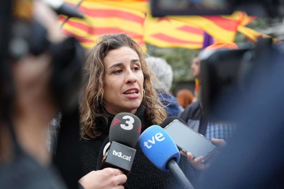 La candidata de la CUP a las elecciones catalanas, Laia Estrada, en Valencia, en la manifestación de la Diada Nacional del País Valenci, el 27 de abril de 2024.