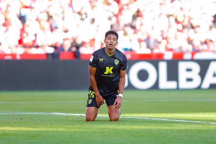 Archivo - 'Choco' Lozano, durante un partido con la UD Almería.