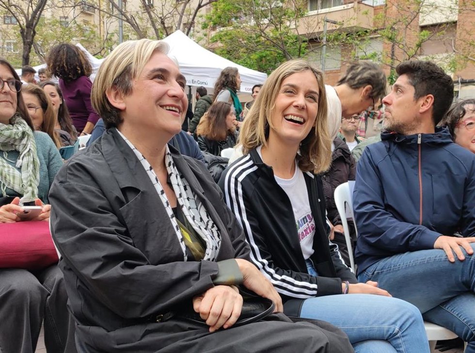 La exalcaldesa de Barcelona y líder de BComú, Ada Colau, y la candidata de los Comuns a presidir la Generalitat, Jéssica Albiach.