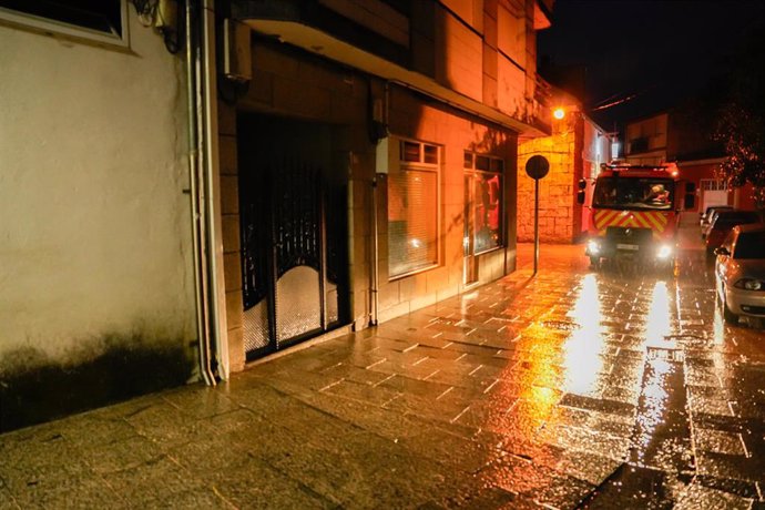 Os servizos de emerxencias limpan a escena do crime, na localidade de Vilaxoán, a 26 de abril de 2024, Vilagarcía de Arousa, Pontevedra, Galicia (España) Os implicados, de entre 30 e 40 anos e veciños da Illa de Arousa (Pontevedra), son dous cuñ