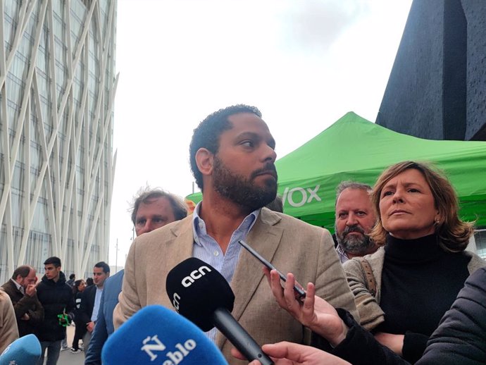 El candidat de Vox a les eleccions catalanes, Ignacio Garriga, en la Fira d'Abril de Barcelona, el 27 d'abril de 2024.