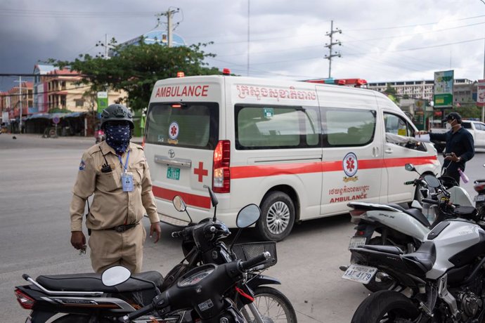 Archivo - April 23, 2021, Phnom Penh, Cambodia: Health workers and police officers coordinate COVID-19 testing at a church..Phnom Penh remains in lockdown as Cambodia takes drastic measures to reduce the spread of its worst COVID-19 outbreak to date. The 