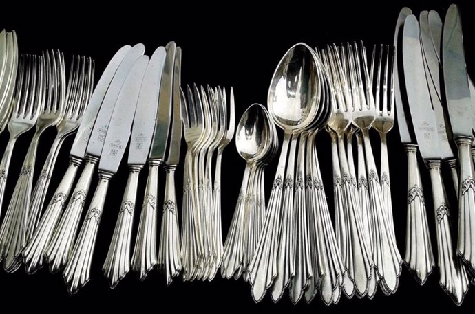 Cubiertos de metal (cucharas, tenedores, cucharitas, cuchillos).