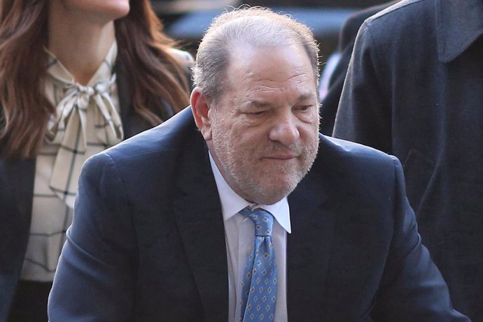 Archivo - February 24, 2020, Manhattan, NY, USA: Harvey Weinstein arrives at Manhattan Criminal Court with his attorneys on February 24, 2020.