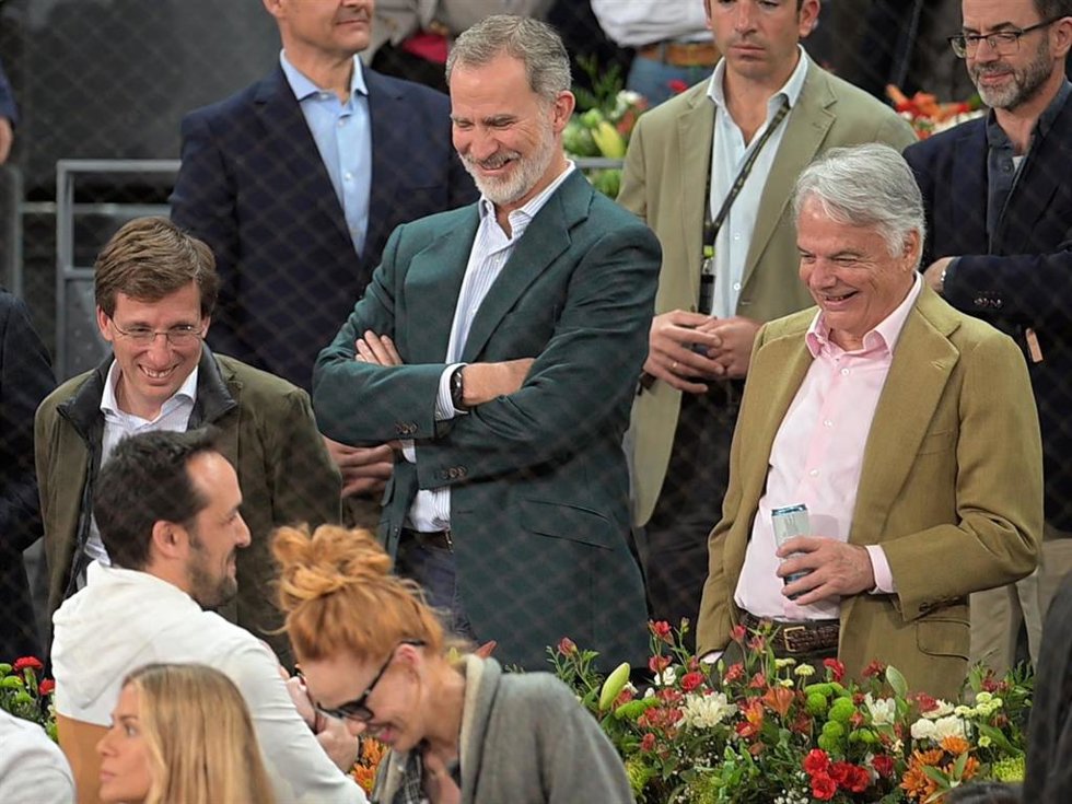 El rey Felipe VI pendiente de la hija menor de la actriz María Castro durante el partido de Nadal y De Miñuar.