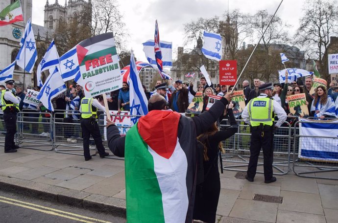 April 5, 2024, London, United Kingdom: A pro-Palestine protester with a Palestinian flag taunts pro-Israel protesters during the demonstration in Parliament Square. Pro-Palestine protesters marched in Westminster and were confronted by pro-Israel counter-