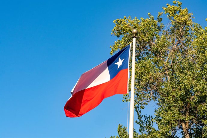 Archivo - March 2, 2023, Santiago, Santiago Metropolitan Region, Chile: A Chilean flag flying in the breeze in Santiago, Chile.