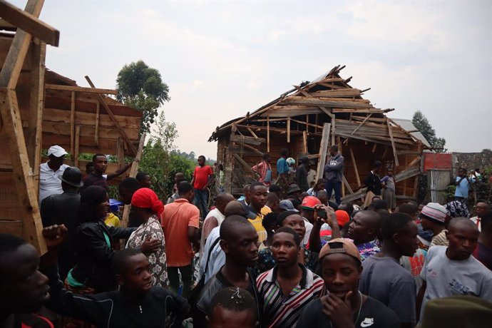 Archivo - MUGUNGA (DR CONGO), Feb. 2, 2024  -- People gather at a school hit by explosive devices in Mugunga, North Kivu province, eastern Democratic Republic of the Congo, on Feb. 2, 2024. Several injuries were reported Friday after two explosive devices