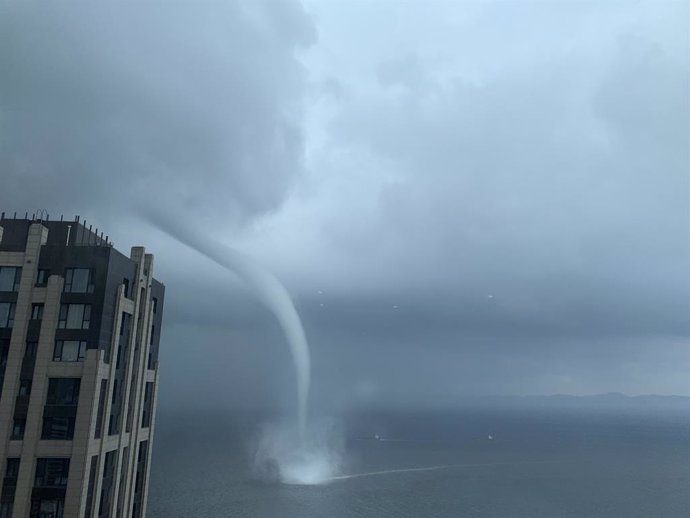 Archivo - (200912) -- BEIJING, Sept. 12, 2020 (Xinhua) -- Photo taken with mobile phone on Sept. 11, 2020 shows a tornado ripping through the sea off Dalian, northeast China's Liaoning Province.