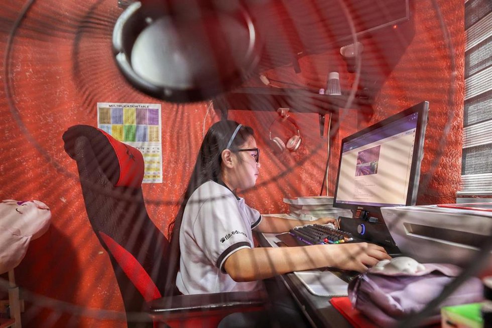 Imagen de archivo de una estudiante filipina asistiendo a clase desde el hogar por la ola de calor 