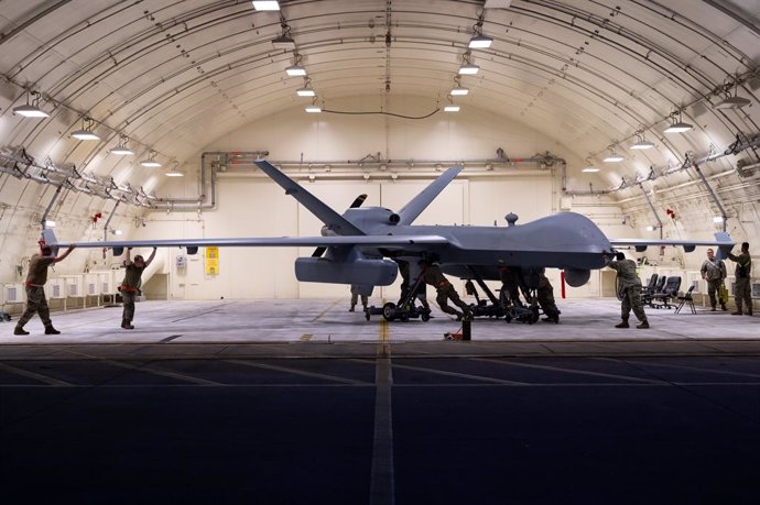 Archivo - October 13, 2023 - Kadena Air Base, Japan - U.S. Air Force maintenance personnel assigned to the 319th Expeditionary Reconnaissance Squadron push an MQ-9 Reaper into a hardened aircraft shelter after arrival at Kadena Air Base, Japan, Oct. 13, 2
