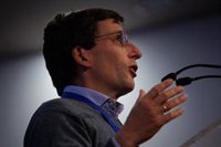 Almeida ve "cesarismo" en Sánchez y cree que hay "problemas más urgentes" que manifestarse por el "amado líder"