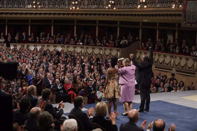 Archivo - Representantes de Mary's Meals reciben su premio, durante la 43ª edición de la entrega de los ‘Premios Princesa de Asturias 2023’, en el teatro Campoamor.