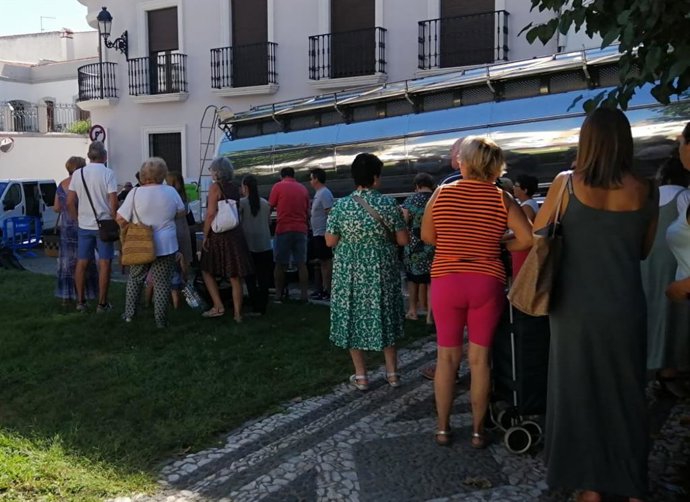Personas haciendo cola con sus garrafas para recoger agua potable de un camión cisterna en un municipio del Norte de Córdoba.