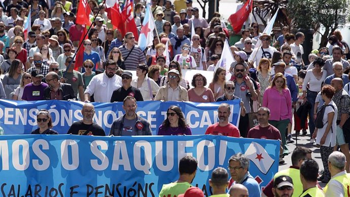 Archivo - Varias personas durante una manifestación por el Día Internacional de los Trabajadores, a 1 de mayo de 2023, en Vigo, Pontevedra, Galicia (España). La Confederación Intersindical Galega (CIG) ha convocado esta marcha en Vigo bajo el lema ‘¡Alto 