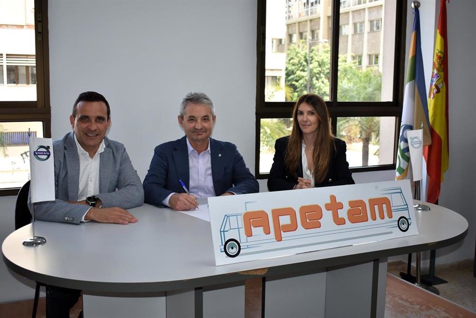 Las empresas de transporte apuestan por la energía solar y los vehículos eléctricos