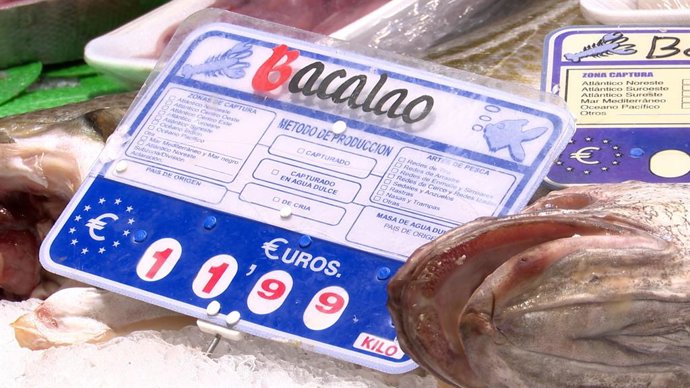 Cartel con el precio de un bacalao en una pescadería.
