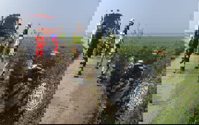 Bomberos y Guardia Civil intervienen en la salida de vía de un vehículo en Villasandino (Burgos).