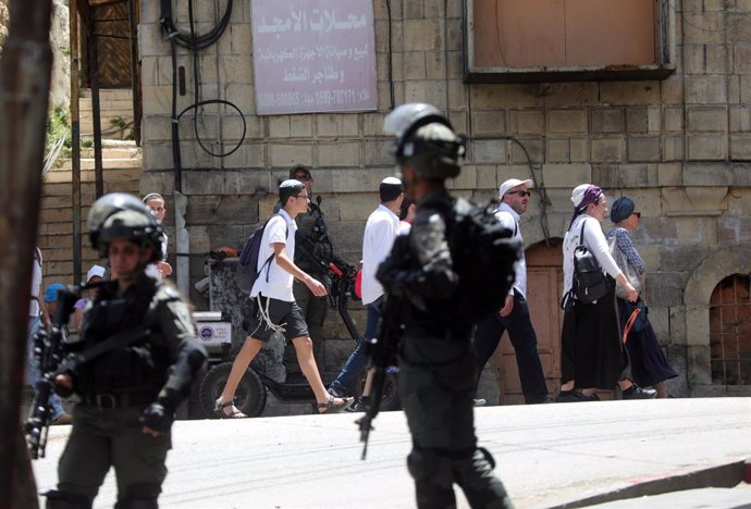 April 25, 2024, Hebron, West Bank, Palestinian Territory: Fanatical Jewish settlers, who are under the protection of Israeli police, raid on Al-Khalil during the on the third day of the Passover (Pesach) holiday in Bab al-Zawiya, Hebron, West Bank on Apri