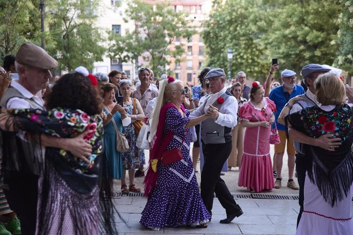 Archivo - Una pareja participa en el Concurso de Chotis y Pasodoble durante las Fiestas de la Paloma 2022, a 14 de agosto de 2022, en Madrid (España). Este año está marcado por ser el primero en dos años sin restricciones y donde los asistentes podrán dis