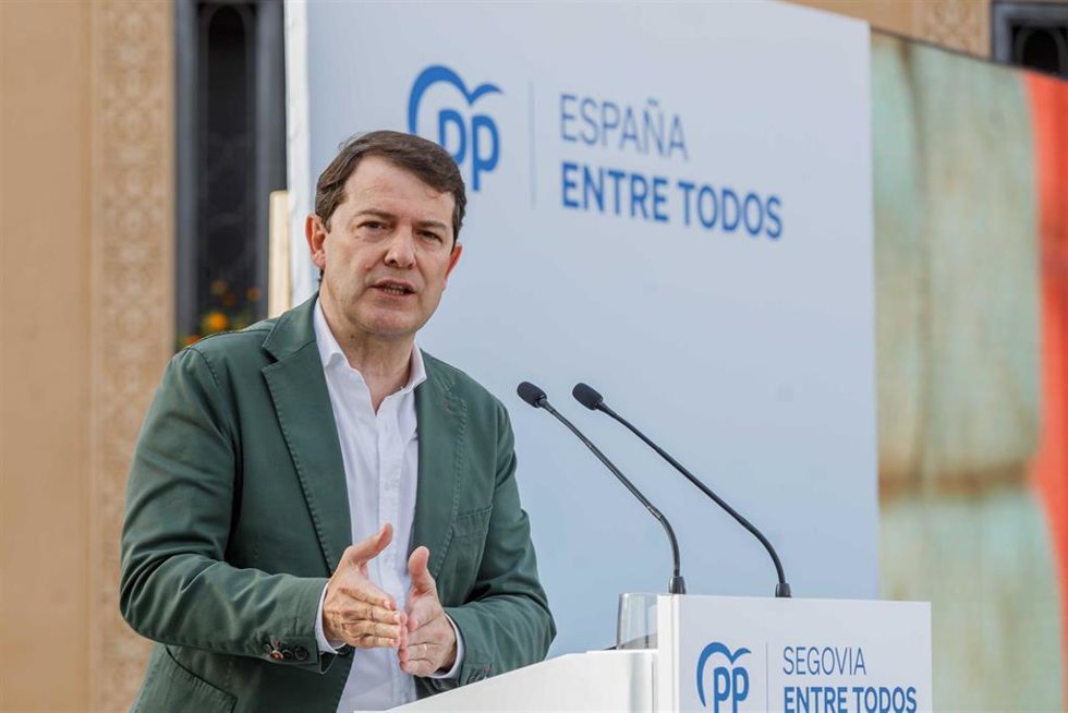 Archivo - El presidente de la Junta y del PP de Castilla y León, Alfonso Fernández Mañueco, clausura un acto de precampaña del PP de Castilla y León, a 28 de abril de 2023, en Segovia, Castilla y León (España).