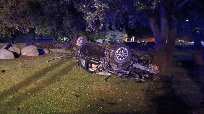 Vehículo volcado en un accidente en Valladolid en el que ha resultado herido un varón de 39 años que ha dado positivo en alcoholemia.