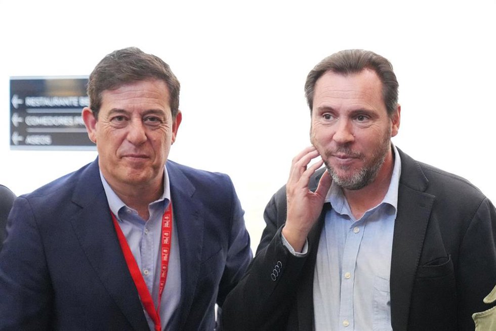 El secretario xeral electo del PSdeG, José Ramón Gómez Besteiro, y el ministro de Transportes, Óscar Puente