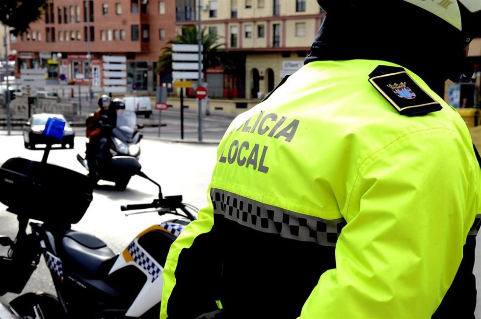 Archivo - Un agente de la Policía Local de Jerez, en una imagen de archivo.
