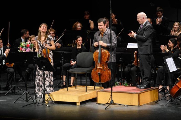 La Orquesta Ciudad de Almería protagoniza el concierto 'Sueños & Primaveras' bajo la dirección de Michael Thomas.