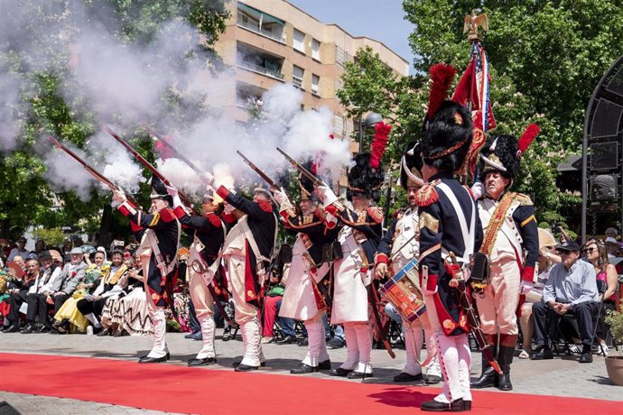 Archivo - Varios voluntarios vestidos con trajes históricos participan durante el acto de homenaje a los Héroes de la Independencia, en la Plaza del Pradillo, a 2 de mayo de 2023, en Móstoles, Madrid (España)
