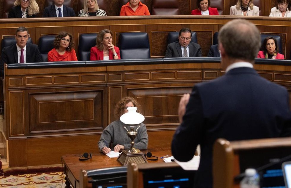 El líder del Partido Popular, Alberto Núñez Feijóo, interviene durante una sesión de control, en el Congreso de los Diputados