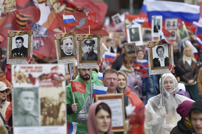 Archivo - MOSCOW, May 9, 2022  -- People holding portraits of their relatives who fought in World War II take part in an Immortal Regiment march in Moscow, Russia, on May 9, 2022. The march is one of the events marking Russia's 77th anniversary of the vic