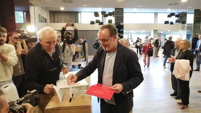 Javier Esparza vota en el Congreso de UPN.