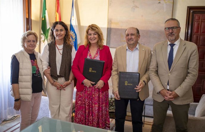 Miembros de la corporación y de la Fundación Valdocco junto a la alcaldesa.