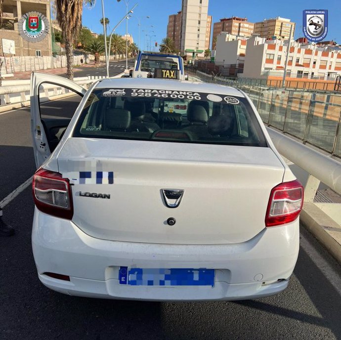 Agentes de la Unidad de Tráfico de la Policía Local de Las Palmas de Gran Canaria dan el alto al conductor de este taxi y da positivo por consumo de cocaína y crack