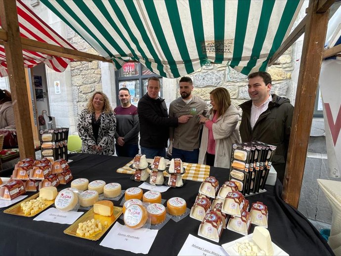 El consejero de Medio Rural y Política Agraria, Marcelino Marcos, y la directora general de Agricultura, Agroindustria y Desarrollo Rural, Begoña López, visitan en Salas los puestos del XXXIII Certamen de Quesos Artesanos de Asturias.
