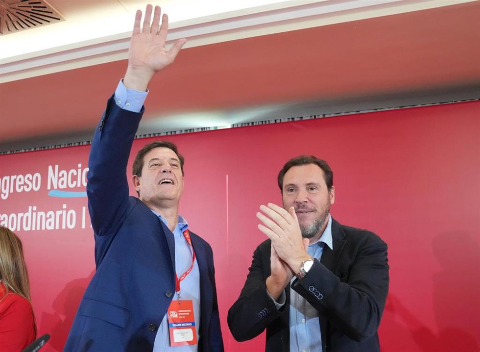El secretario general electo del PSdeG, José Ramón Gómez Besteiro (i), y el ministro de Transportes y Movilidad Sostenible, Óscar Puente (d), durante el congreso del PSdeG, a 28 de abril de 2024, en Santiago de Compostela, A Coruña, Galicia (España). El