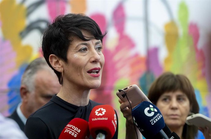 Archivo - La ministra de Seguridad Social, Elma Saiz, ofrece declaraciones tras la Conferencia Sectorial de la Inmigración, en la sede del Ministerio.