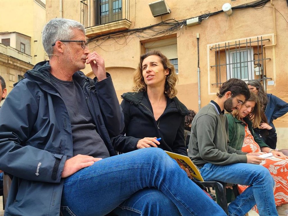 La candidata de la CUP a las elecciones catalanas, Laia Estrada, con el número 1 del por Tarragona, Sergi Saladié, en un acto de campaña en Tarragona, el 28 de abril de 2024.