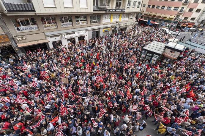 Centenares de simpatizantes del PSOE se concentran en València para transmitir a Sánchez que "merece la pena quedarse"