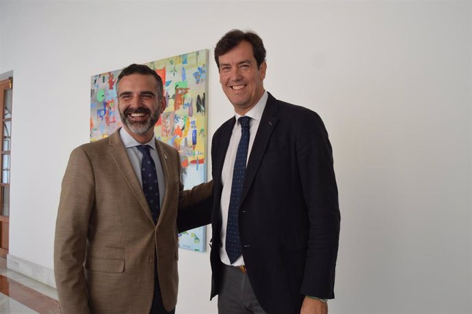 El consejero de Sostenibilidad Medio Ambiente y Economía Azul, Ramón Fernández-Pacheco, con el parlamentario andaluz del Partido Popular de Almería, Juan José Salvador.