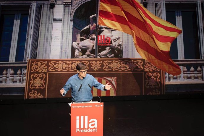 El candidato del PSC al 12M, Salvador Illa, en un mitin en Santa Coloma de Gramenet (Barcelona)