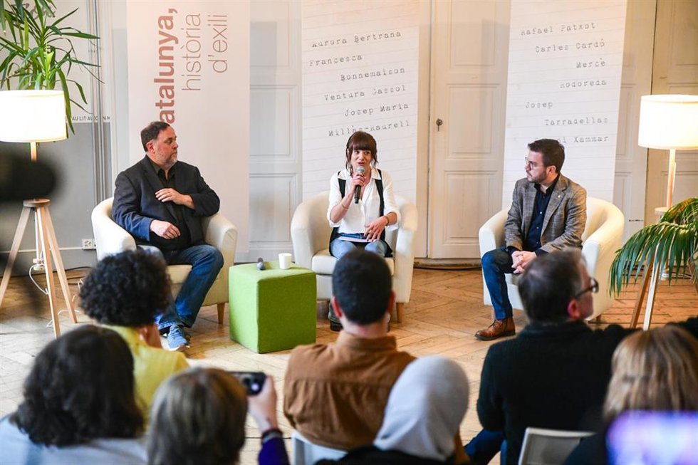 El presidente de ERC, Oriol Junqueras; la candidata 16 por Barcelona, Alba Camps, y el presidente de la Generalitat y candidato a la reelección, Pere Aragons, en un acto en Ginebra (Suiza).